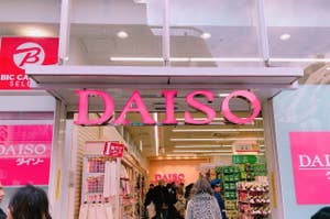 人々が入店している100円ショップ「DAISO」の入り口。