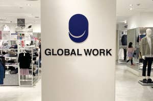店内に設置された「GLOBAL WORK」のロゴがある白い柱。周囲には衣服が陳列されている。