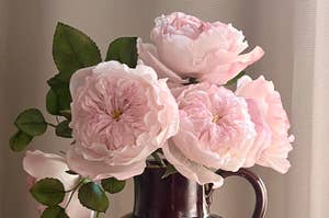 花瓶に生けられたピンクのバラの花。
