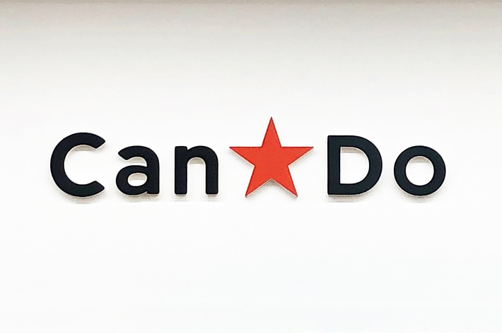 壁に取り付けられた「Can★Do」のロゴがある看板です。