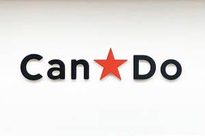 壁に取り付けられた「Can★Do」のロゴがある看板です。