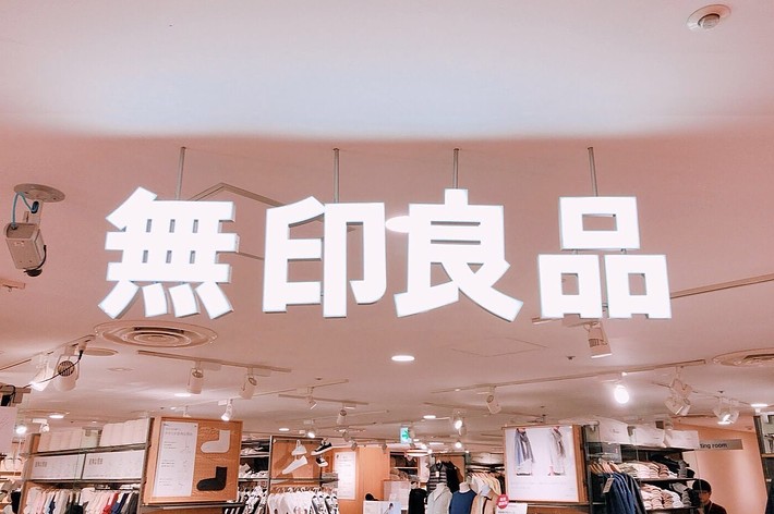 店内に吊るされた「新商品入荷」と書かれた看板。