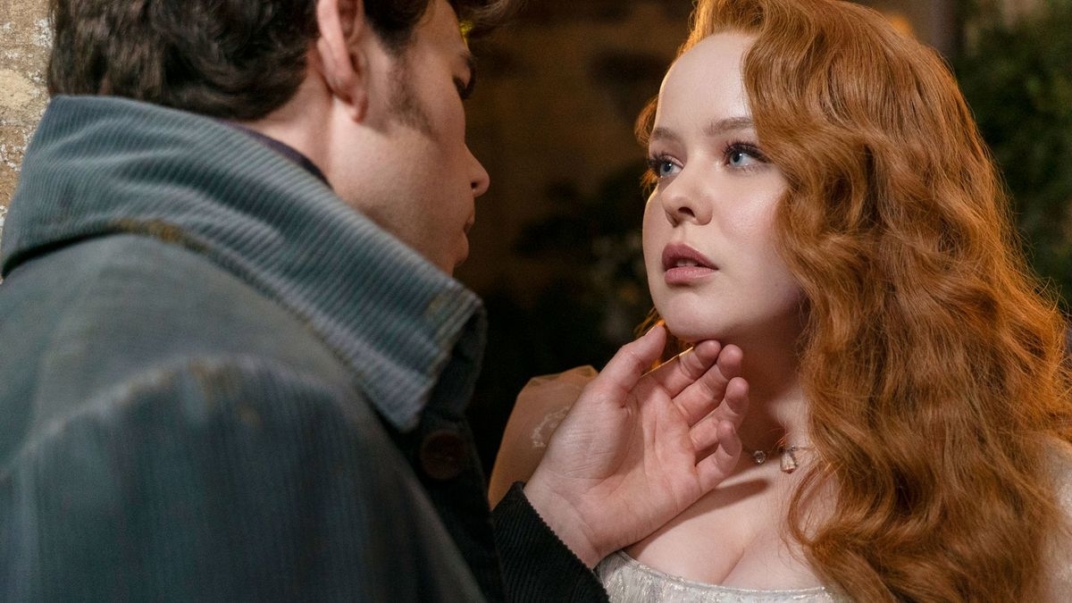 Jonathan Bailey y Nicola Coughlan en una escena de la serie &quot;Bridgerton&quot;. Jonathan se inclina hacia Nicola mientras ella lo mira