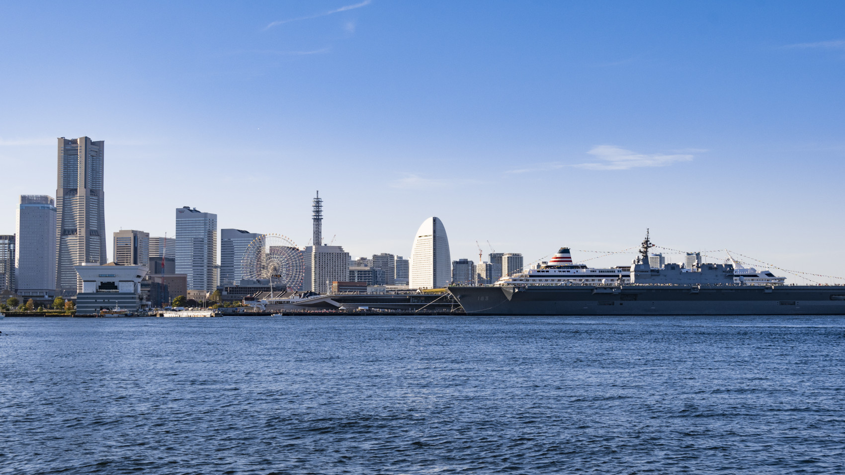 東京湾に面する「みなとみらい」地区の風景(時事通信)