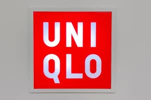 画像内の白い文字で「UNIQLO」と書かれている赤い看板です。