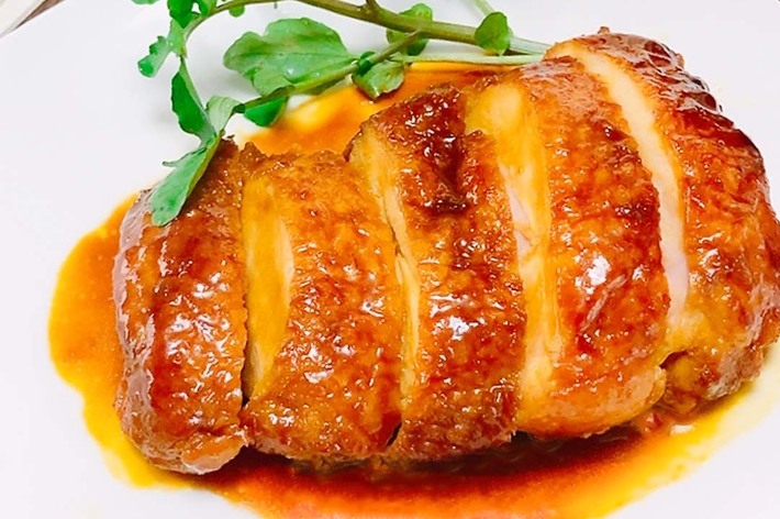 焼き上がったチキンの料理が皿に盛られています。