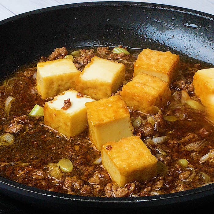 フライパンに入った豆腐とひき肉の料理です。