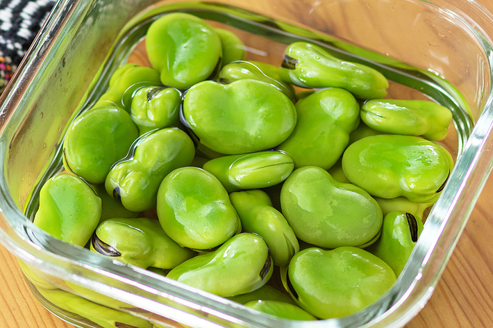 ガラス容器に入ったゆでたそら豆