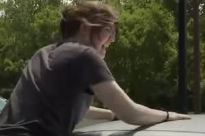 車の屋根に手を置いている女性