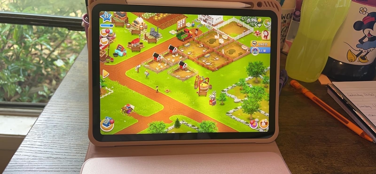 iPad Air di meja yang menampilkan permainan Animal Crossing sedang berlangsung