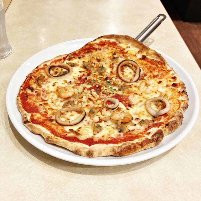 ガストのおすすめフード「魚介たっぷりシーフードピザ」