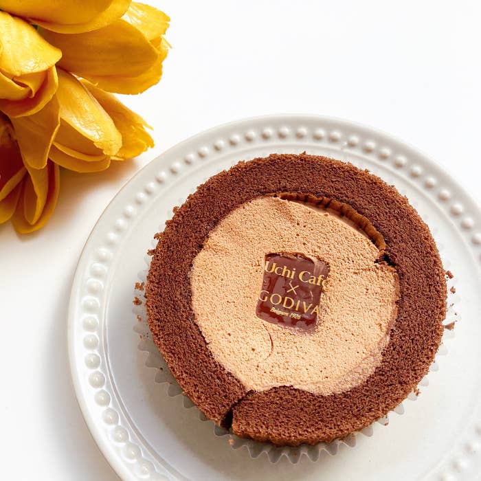 LAWSON(ローソン)のコラボスイーツ「Uchi Café×GODIVA ショコラロールケーキ」