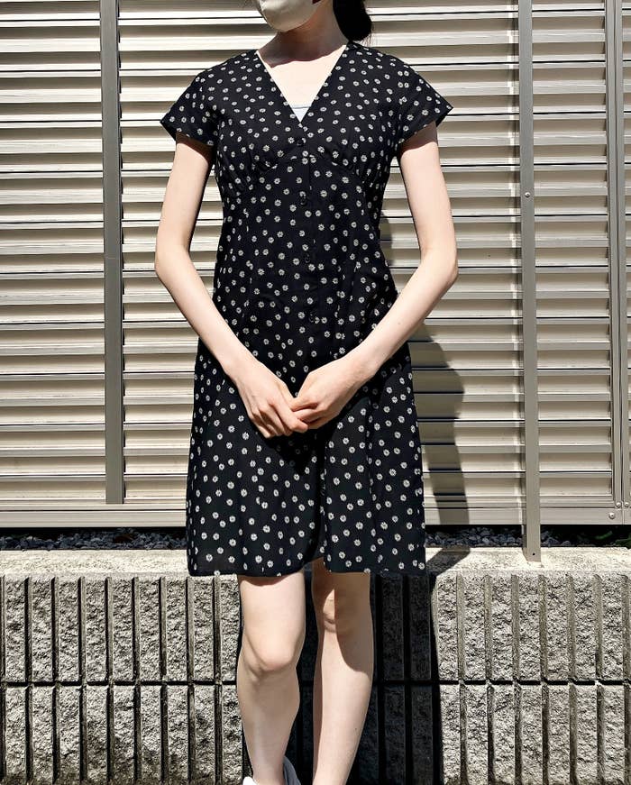 GU(ジーユー)のおすすめワンピース「Vネックプリントミニワンピース(半袖)(フラワー)+EC」