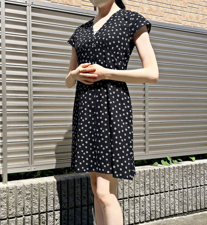 GU(ジーユー)のおすすめワンピース「Vネックプリントミニワンピース(半袖)(フラワー)+EC」