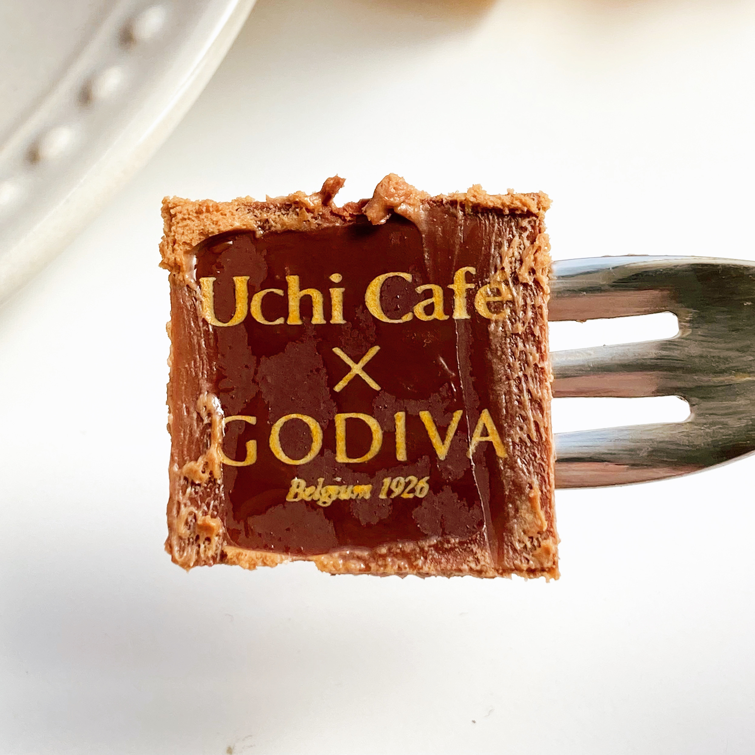 LAWSON(ローソン)のコラボスイーツ「Uchi Café×GODIVA ショコラロールケーキ」