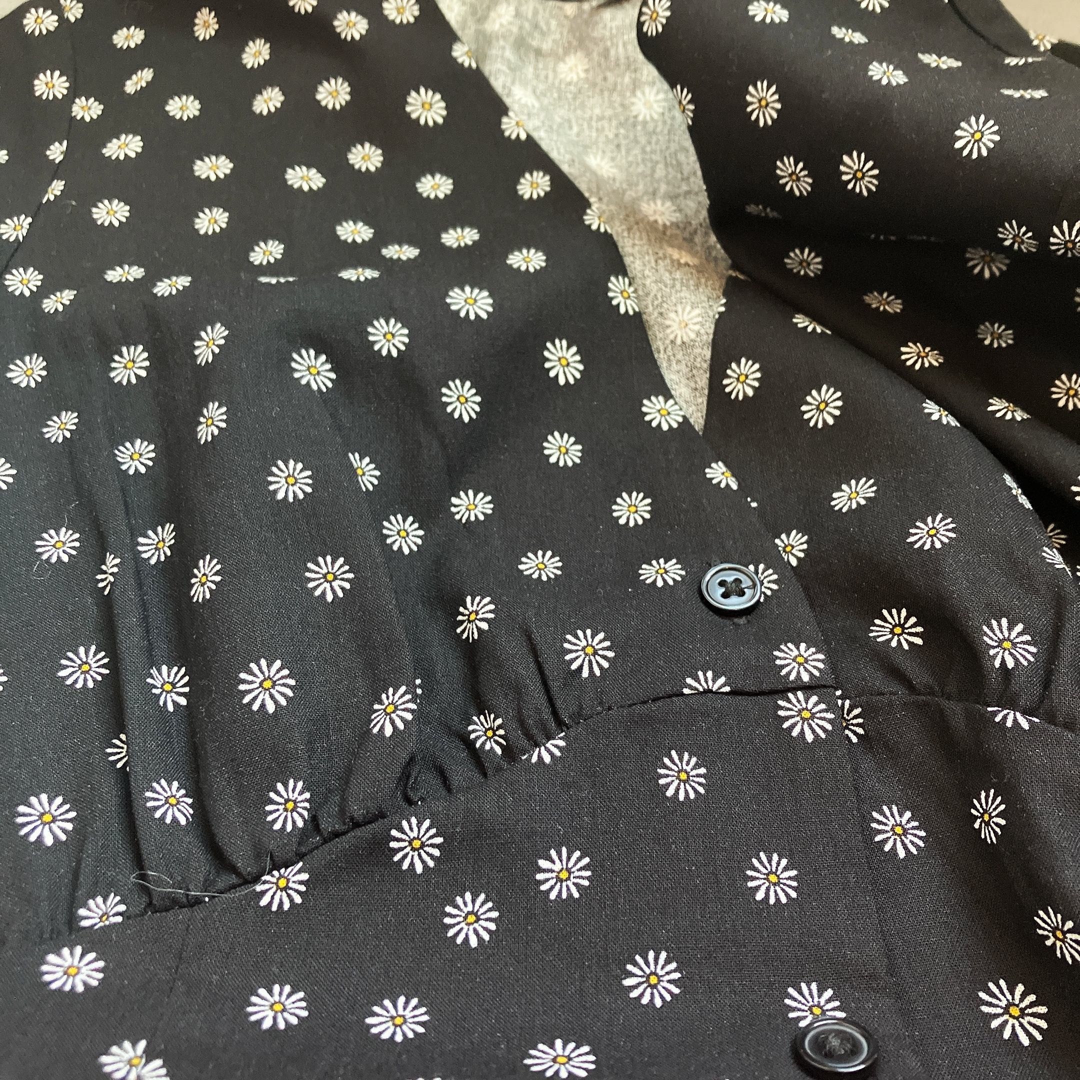 GU(ジーユー)のおすすめワンピース「Vネックプリントミニワンピース(半袖)(フラワー)+EC」