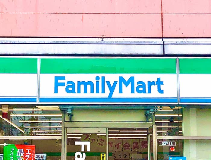 ファミリーマートの店舗入り口