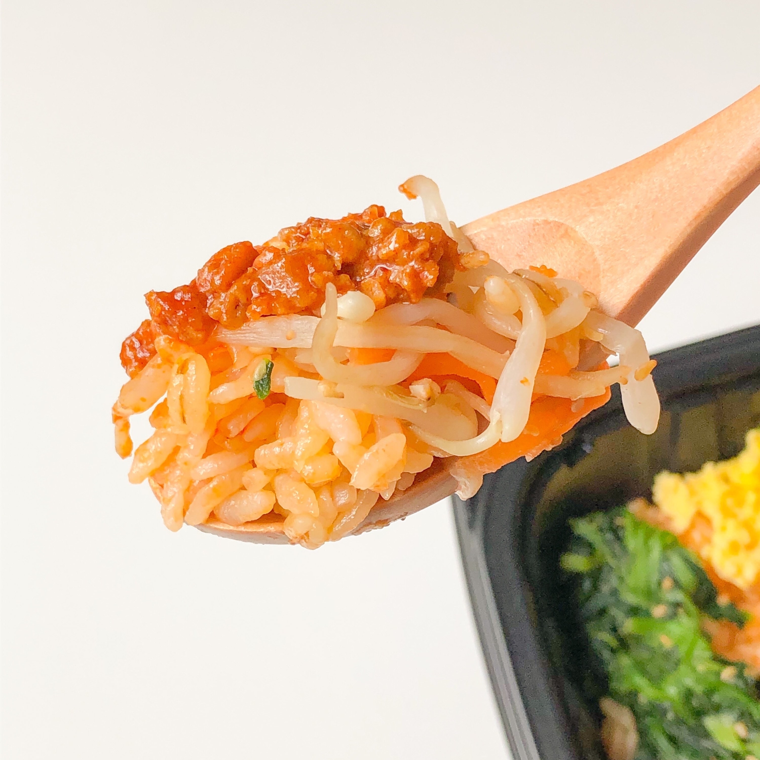 ファミリーマートのおすすめ冷凍食品「コチュジャン風味のピリ辛肉味噌ビビンバ」