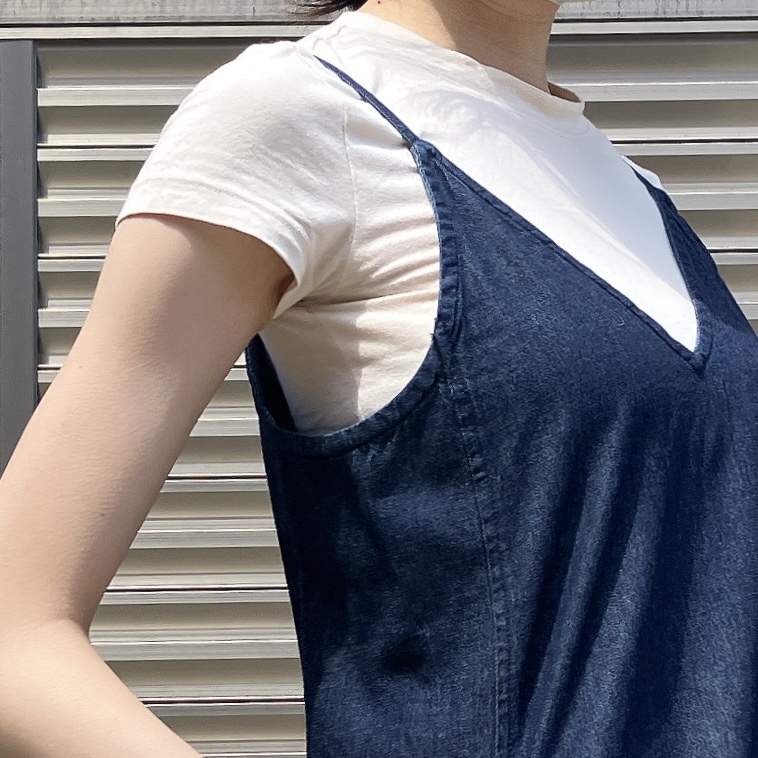 GU(ジーユー)のおすすめワンピース「ライトデニムフレアキャミソールワンピース」