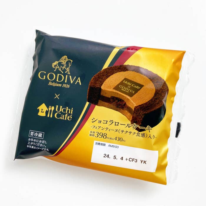 LAWSON(ローソン)のコラボスイーツ「Uchi Café×GODIVA ショコラロールケーキ」
