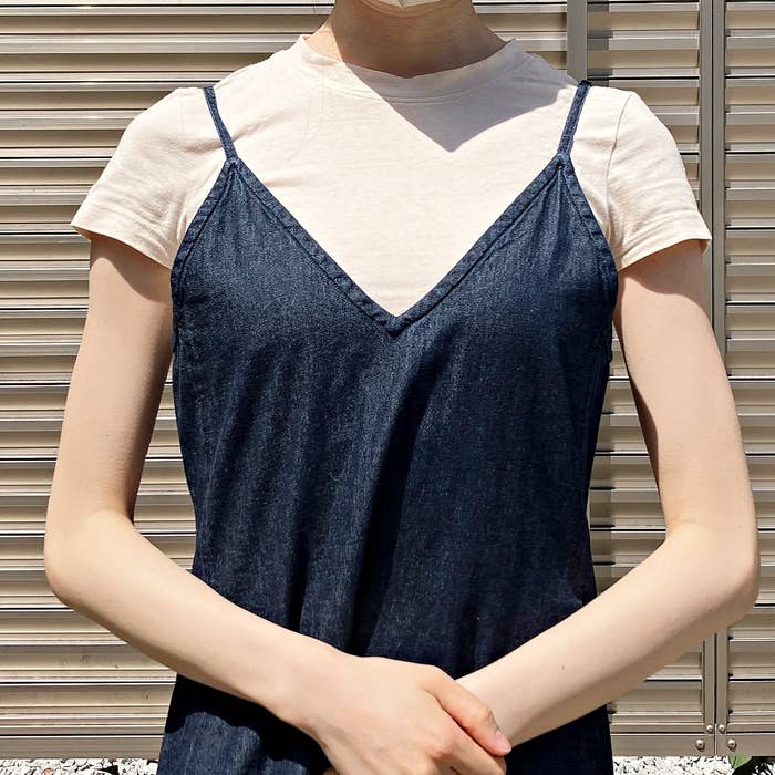 GU(ジーユー)のおすすめワンピース「ライトデニムフレアキャミソールワンピース」