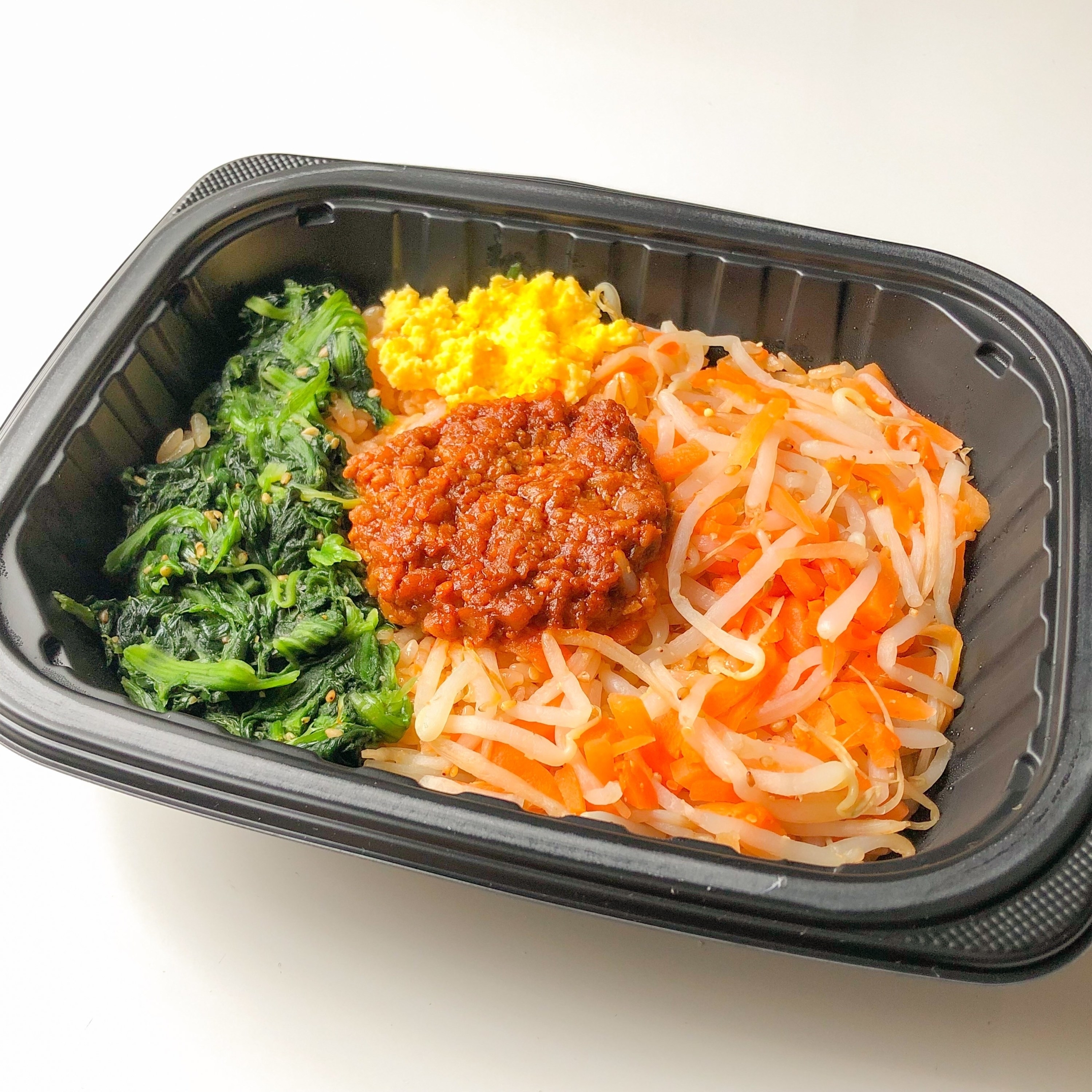 ファミリーマートのおすすめ冷凍食品「コチュジャン風味のピリ辛肉味噌ビビンバ」