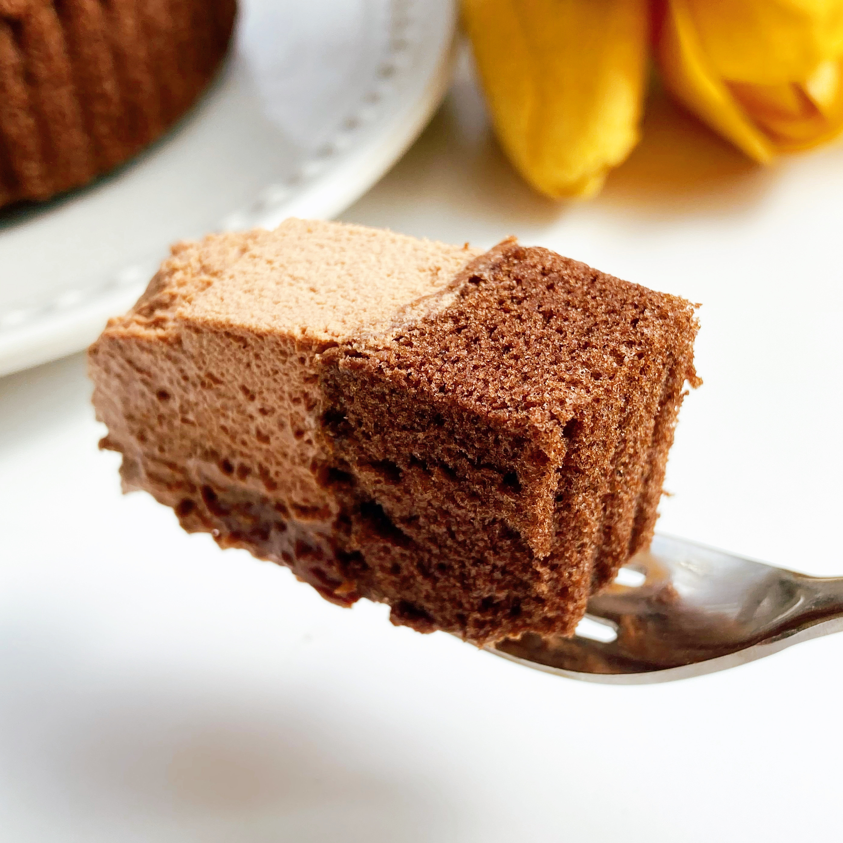 LAWSON(ローソン)のコラボスイーツ「Uchi Café×GODIVA ショコラロールケーキ」