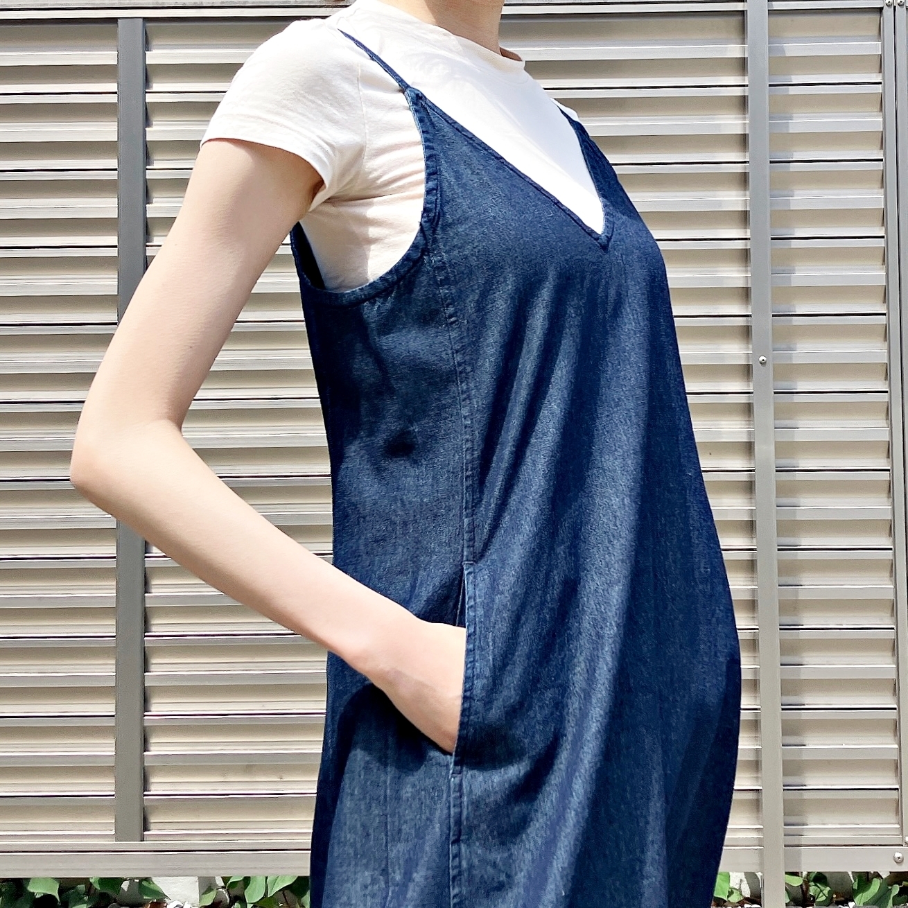 GU(ジーユー)のおすすめワンピース「ライトデニムフレアキャミソールワンピース」