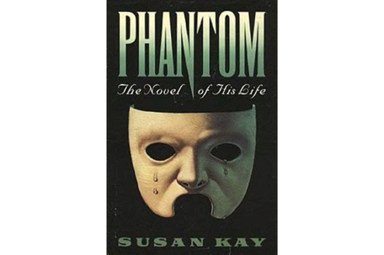 Book cover of &quot;Phantom&quot; by Susan Kay featuring a white half-mask on a black background