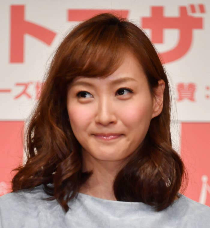 人物がカメラを見て微笑んでいます。