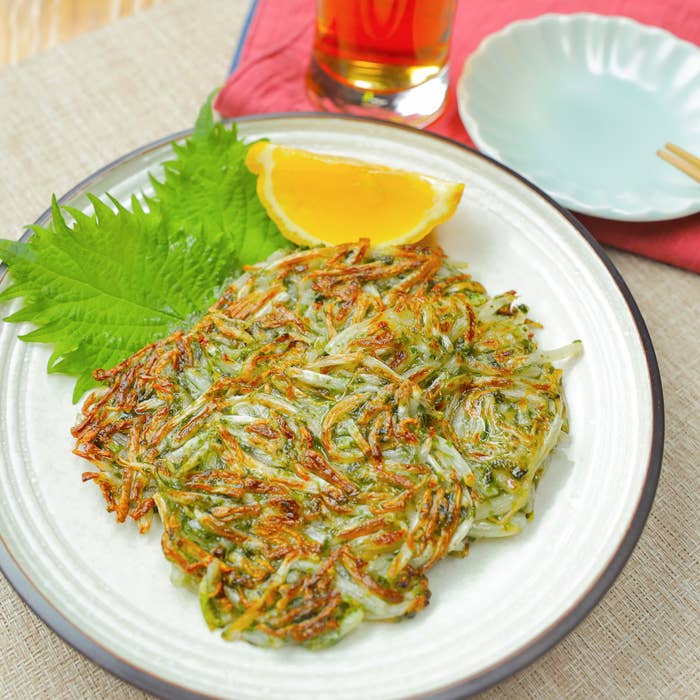 もやしが白い皿に盛られています。