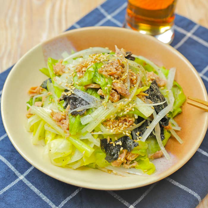 レタスとツナの和え物、白ごまがトッピングされている。