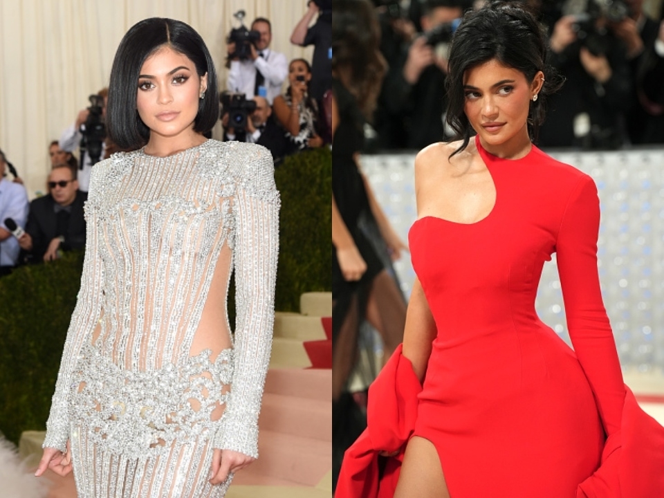 Kylie Jenner en dos eventos diferentes, primero con un vestido ajustado con adornos y después con un vestido rojo asimétrico de manga larga