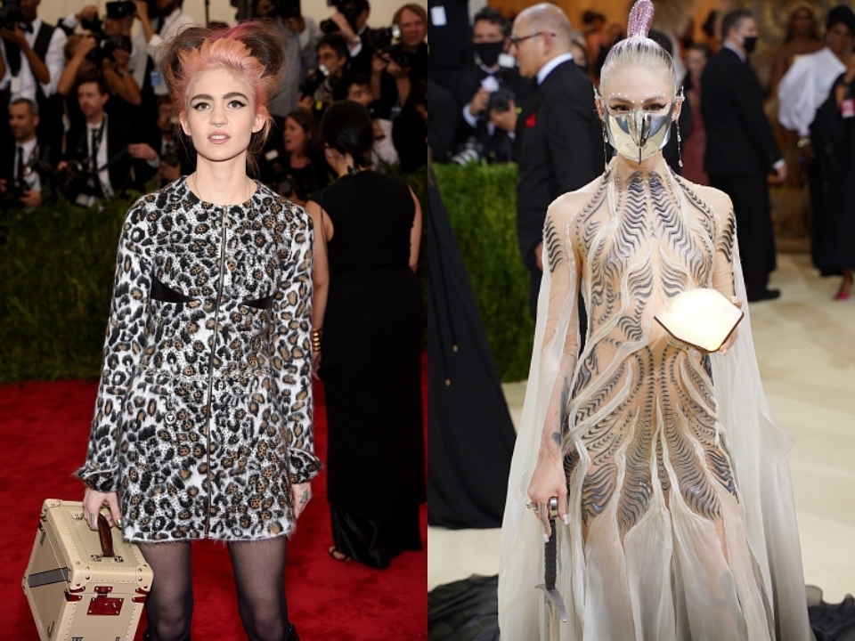 Grimes en eventos de alfombra roja. La izquierda con vestido estampado y maletín, la derecha con atuendo transparente y máscara