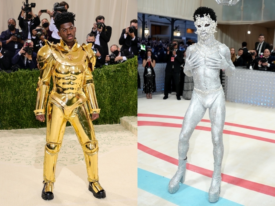 Lil Nas X en trajes extravagantes; una con armadura dorada y la otra cubierta de cristales plateados