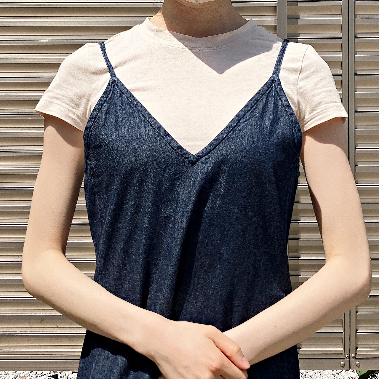 GU（ジーユー）のおすすめワンピース「ライトデニムフレアキャミソールワンピース」