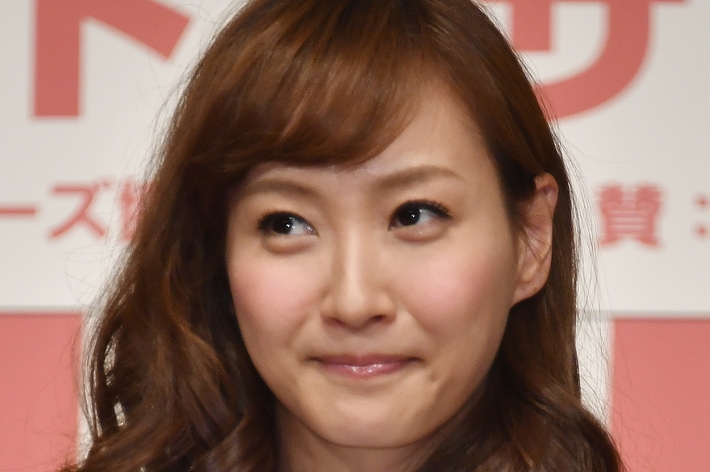 人物がカメラを見て微笑んでいます。