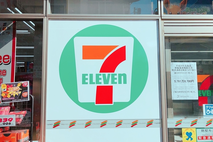 セブンイレブンの店舗看板。