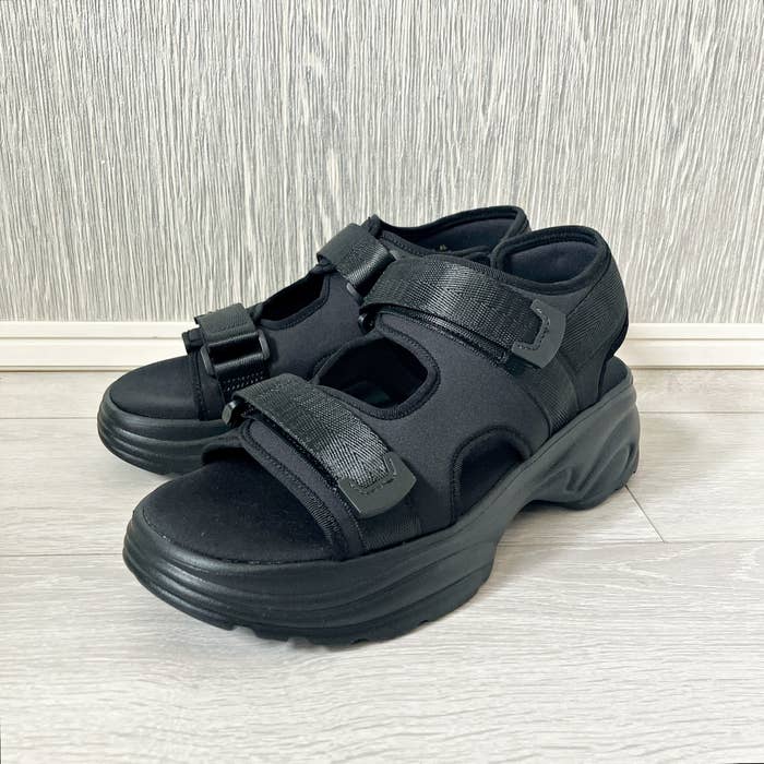 GUのおすすめファッションアイテム「ボリュームソールスポーツサンダル+E」