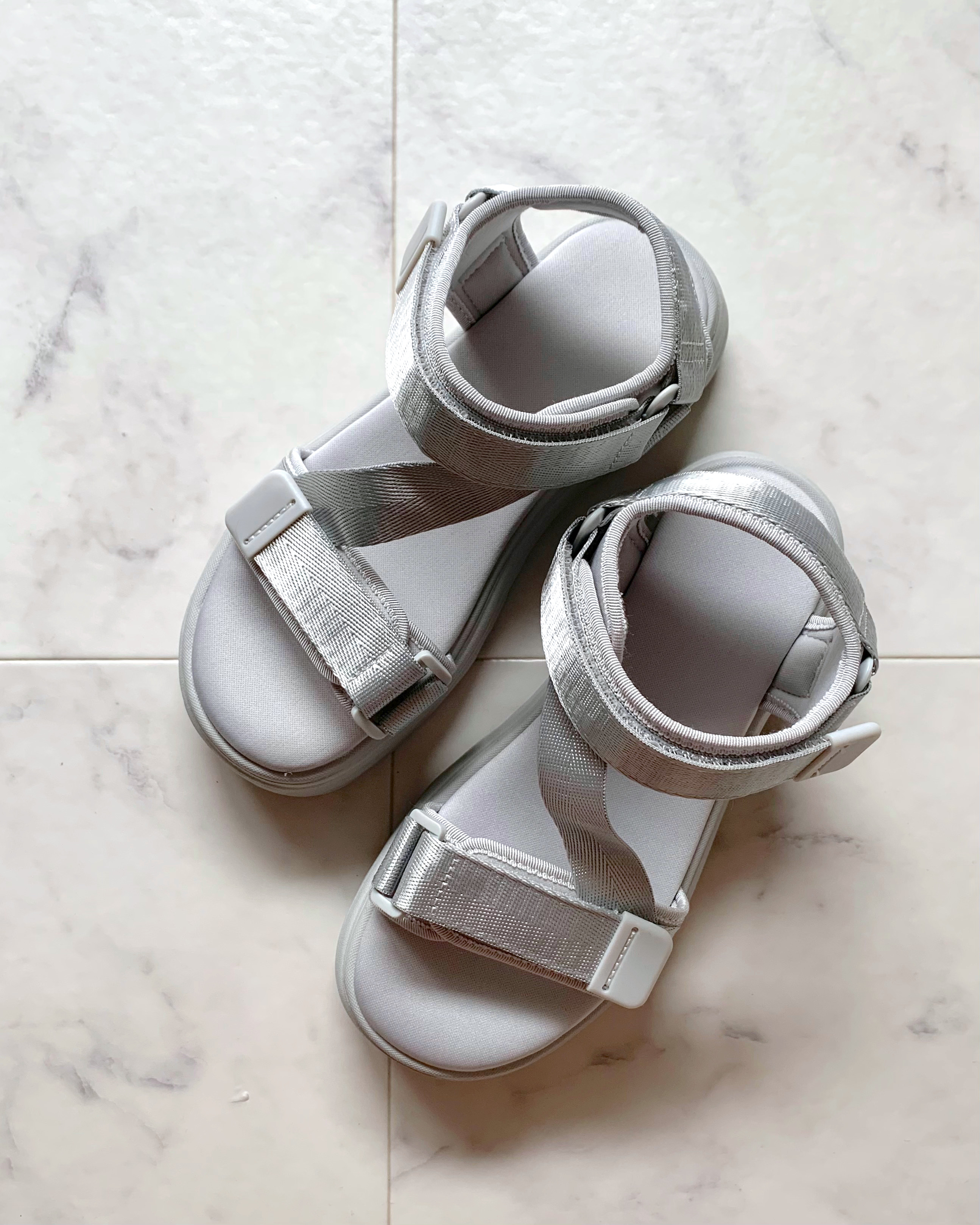 GUのおすすめファッションアイテム「ボリュームソールテープサンダル」