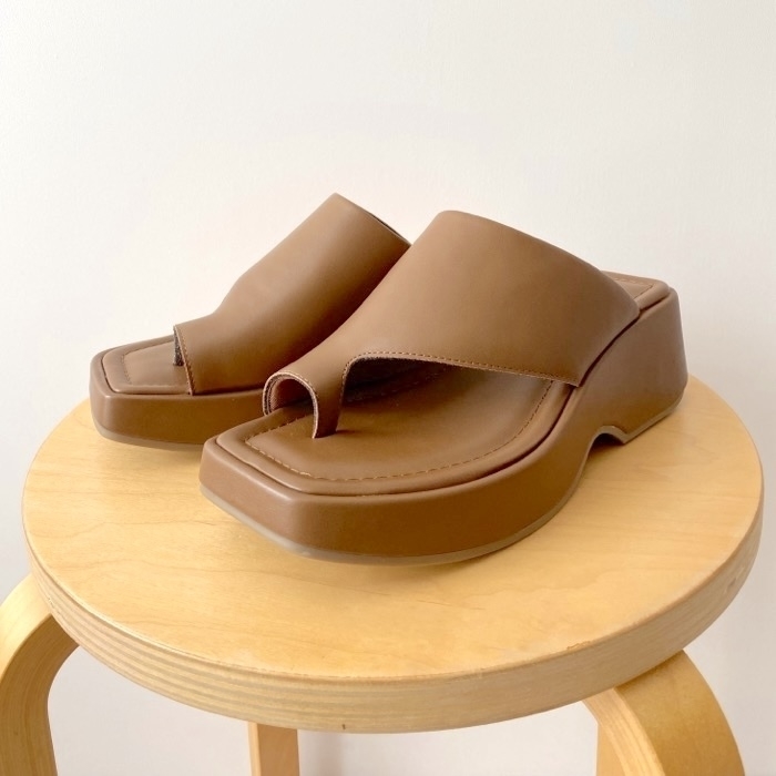 GUのおすすめファッションアイテム「サムループトングサンダル+E」