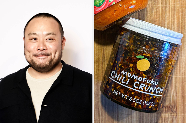 デイビッド・チャンが笑顔でカメラを見ている。右にはモモフク・チリ・クランチの瓶がある。