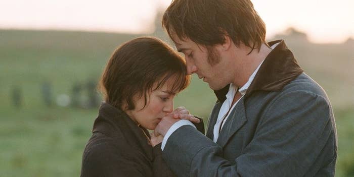 Keira Knightley y Matthew Macfadyen en una escena emotiva de "Orgullo y Prejuicio." Keira lleva un abrigo sencillo, mientras Matthew viste un abrigo elegante