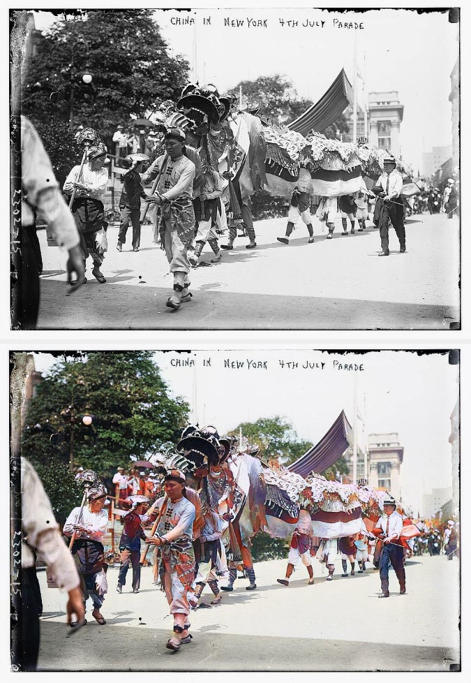 Orang-orang berjalan dalam parade tanggal 4 Juli di New York, membawa kostum naga yang rumit.  Kerumunan mengikuti naga itu, merayakannya dengan pakaian pesta
