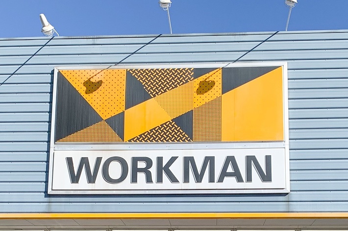 作業着を扱う店「WORKMAN」の看板。