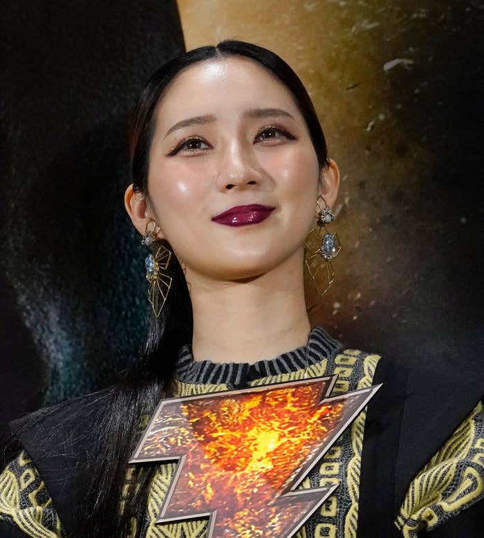 川栄李奈、イベントで黒と金色の幾何学模様のドレスを着ている。