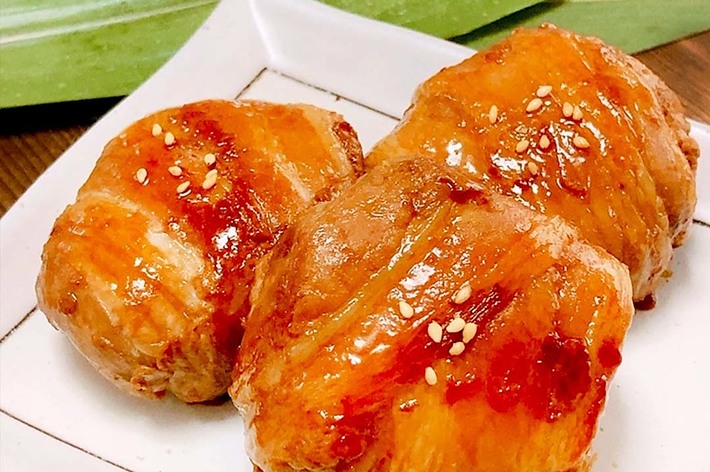 お皿に盛られた3つの焼きおにぎりが写っています。上にはごまが少量振りかけられています。