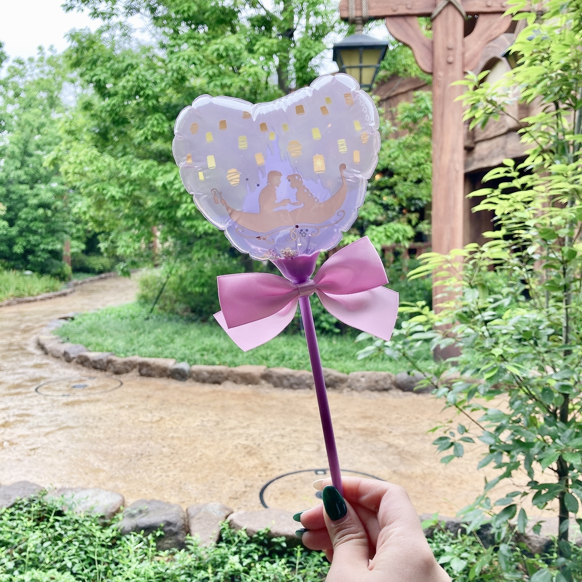 ディズニーシーのファンタジースプリングスおすすめグッズ「手持ちバルーン」