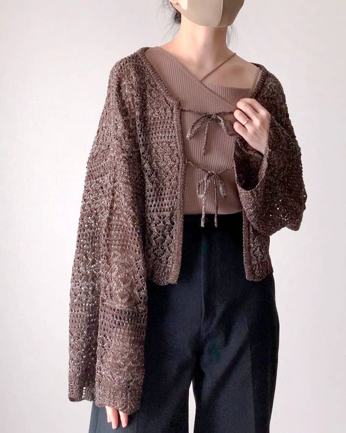 しまむらのおすすめファッションアイテム「透かしラメリボンカーディガン」