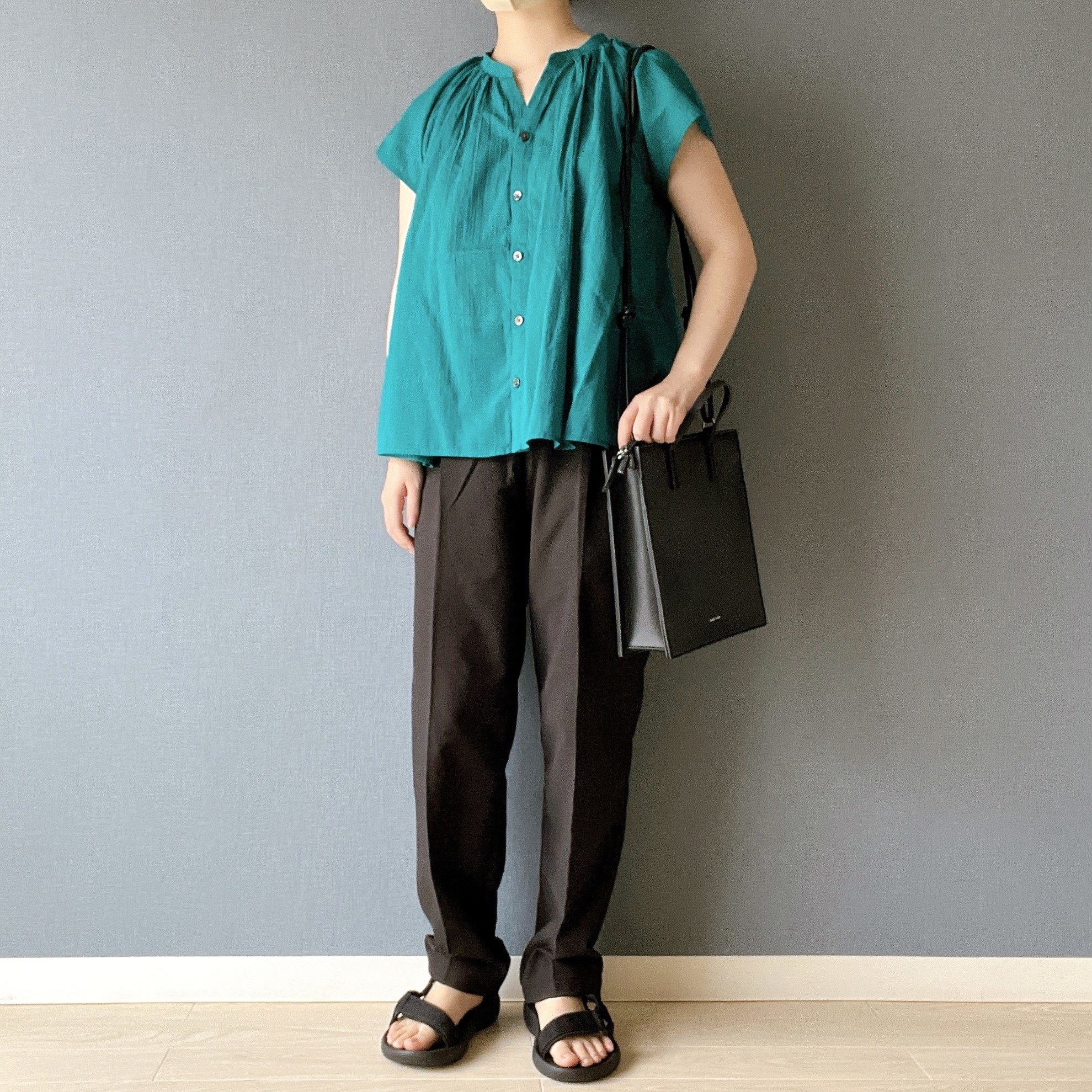 無印良品のオススメのパンツ「婦人 風を通すストレッチサッカーテーパードパンツ」のコーディネート